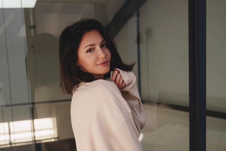 Fashion influencer Pepa Mack with minimal makeup, glowing skin and defined eyebrows