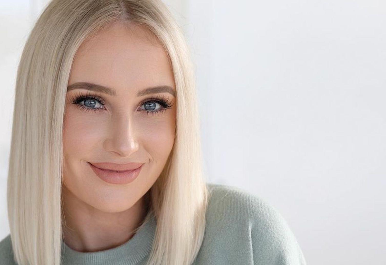 Lauren Curtis in casual beachwear, natural makeup, smiling at camera outdoors