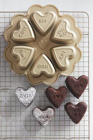 Nordic ware conversation heart cakelet pan alt2 imgz