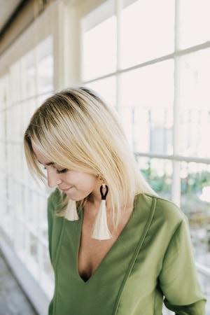 Nadia Fairfax Dons a Fabulous Pair of Tory Burch Earings