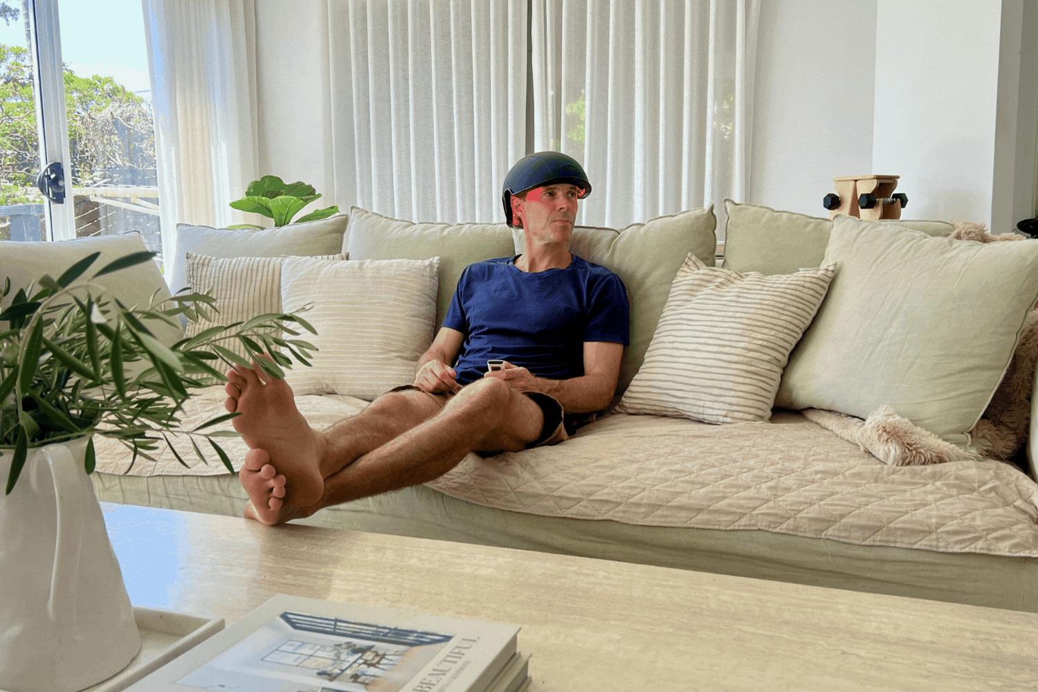 Qure LED hair helmet animation showing red light therapy treatment in action