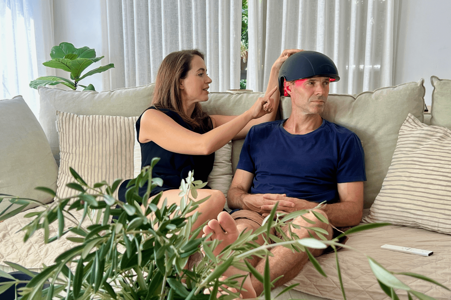 Qure Q-Renew LLLT helmet showing the 16-week clinical user study design for hair thinning