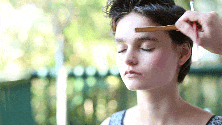Step 1. Brush your hairs down so you can see the natural line of the brow