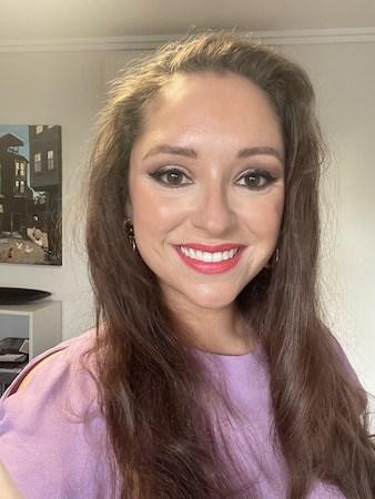 Version 2 – very similar makeup, but here, the peach and bronze tones cancel out the redness. Winning!