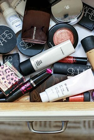Louise Roe custom-mixing her foundation base for the day