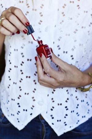 Chanel Cosmetics and Vintage Jewelry Adorn Nicole’s Antiq...