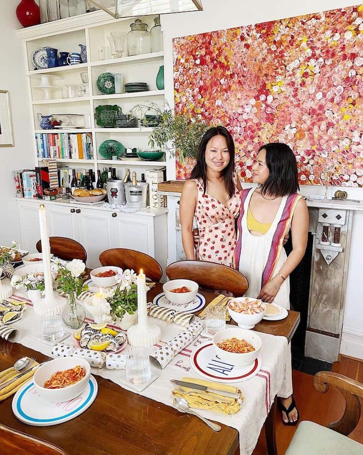 ALYCE (LEFT) WITH SISTER CAROLINE IMAGE: INSTAGRAM @ALYCETRAN