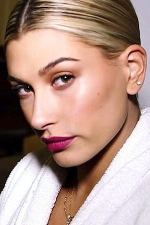Hailey Bieber red carpet beauty look