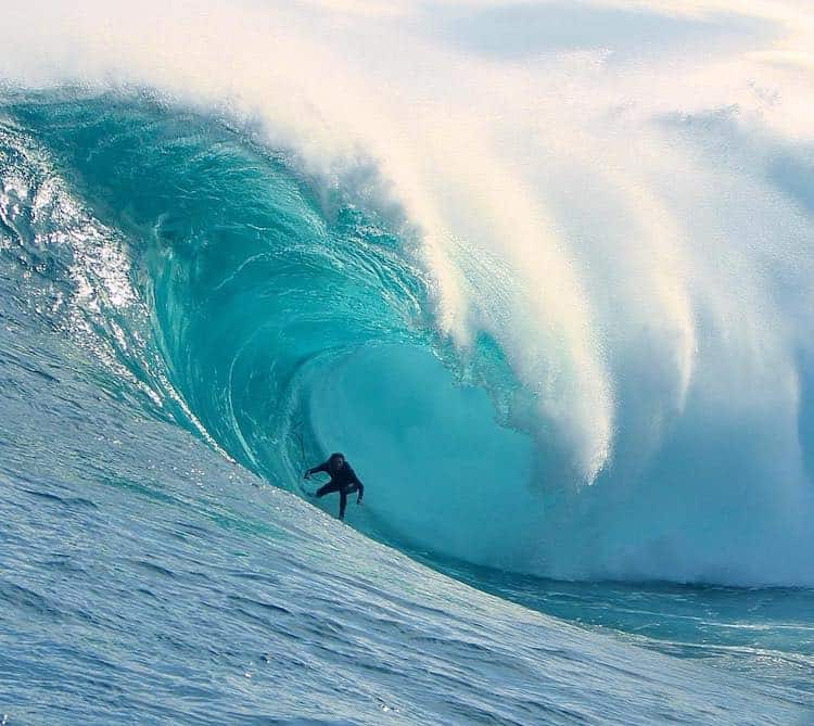 LAURA DOING HER BIG WAVE THING IMAGE: INSTAGRAM @CHRISENEVER