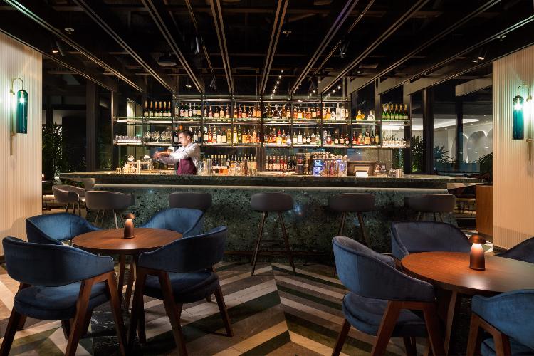 Solander bar front bartender 3000px
